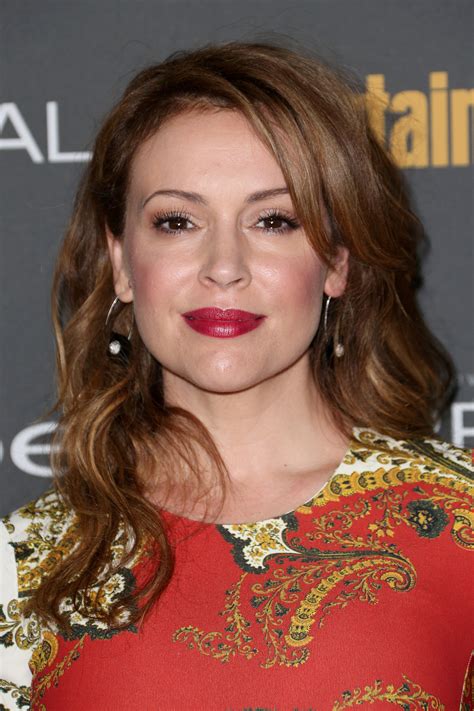 Red Lips And Brunette Waves For Alyssa Milano At Entertainment Stars