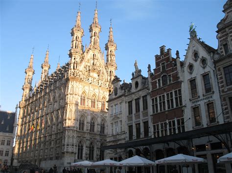 de grote markt  leuven wordt gedomineerd door het prachtige gotische  eeuwse stadhuis