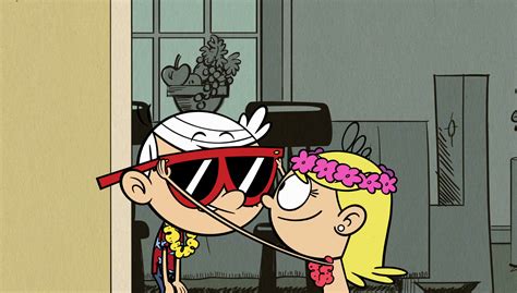 Image S1e05b Lola Gives Lincoln Some Sunglasses Png