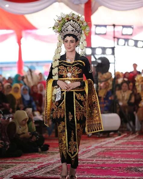 netizen sepakat bilang mirip suzzana foto cantik arumi bachsin gunakan baju adat suku osing