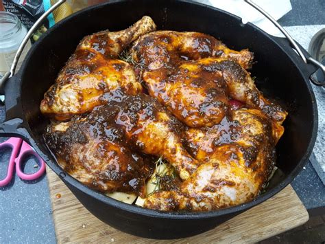 haehnchenschenkel auf rosmarinkartoffeln aus dem dutch oven