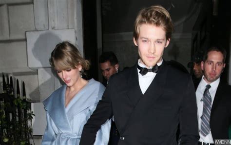 taylor swift and joe alwyn look loved up at golden globes