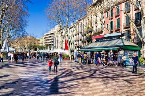 popular streets  barcelona   walk  barcelonas