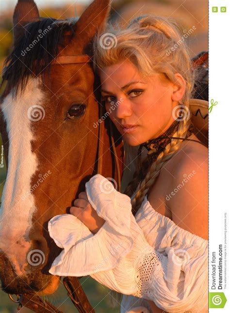 naakt blonde die een paard berijden bij zonsondergang stock afbeelding image  overhemd jong