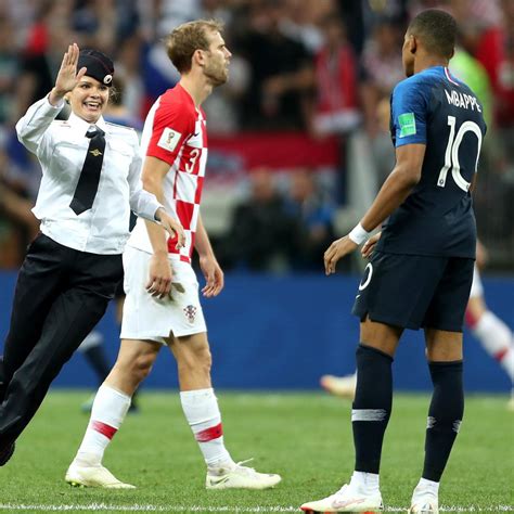 france vs croatia world cup final interrupted by 4 pitch invaders