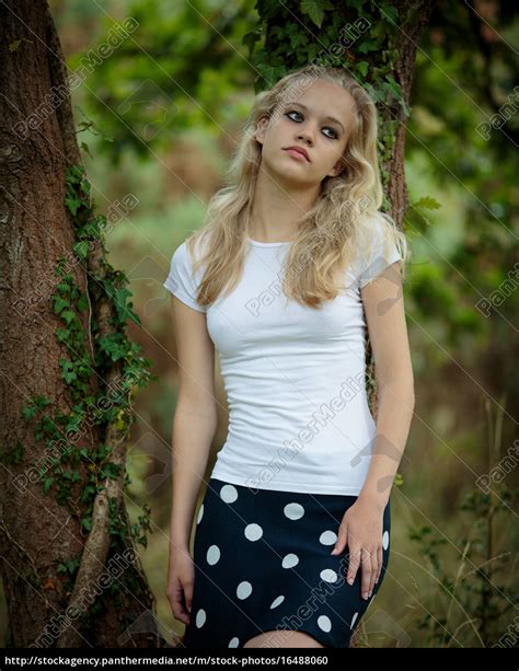 schöne blonde teenager mädchen außerhalb im wald lizenzfreies foto 16488060 bildagentur