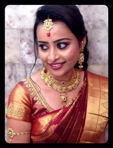 traditional south indian bride wearing bridal saree and jewellery