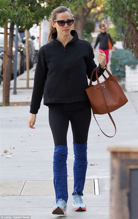Jennifer Garner Wears Leg Warmers To Breakfast With Pals Daily Mail