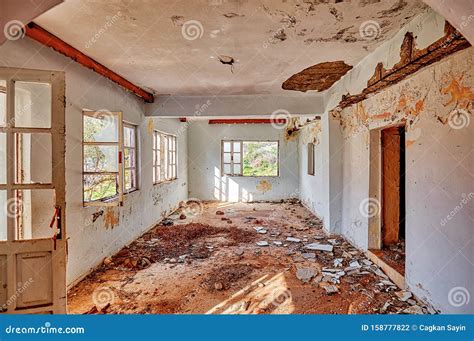 binnenkant van een oud verlaten huis met witte gekraakte muren en ramen stock foto image