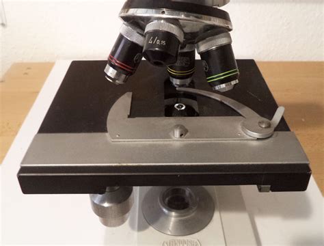 der objekttisch eines mikroskops