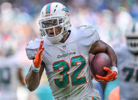 report   miami dolphins players    traded
