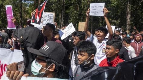 Indon Delays Sex Ban Law Amid Protests Au