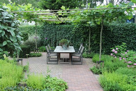een tuin met duidelijke zichtlijnen geeft rust als je naar buiten kijkt