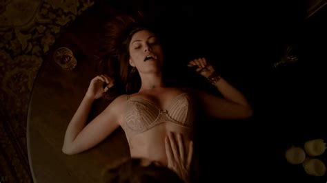 phoebe tonkin nue dans the vampire diaries