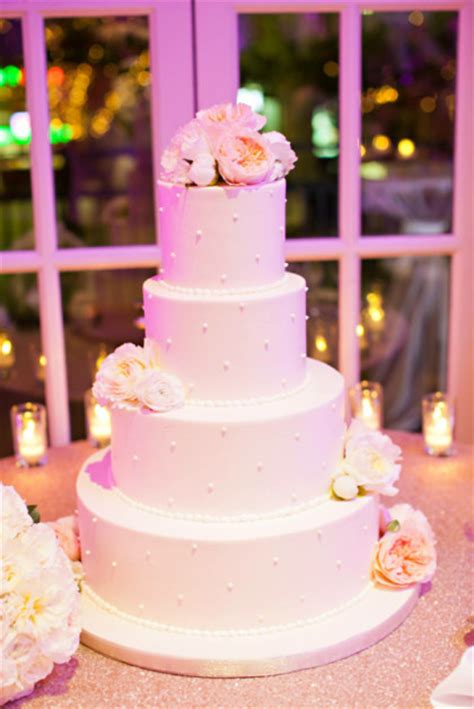 6 cute wedding cakes from austin bakers