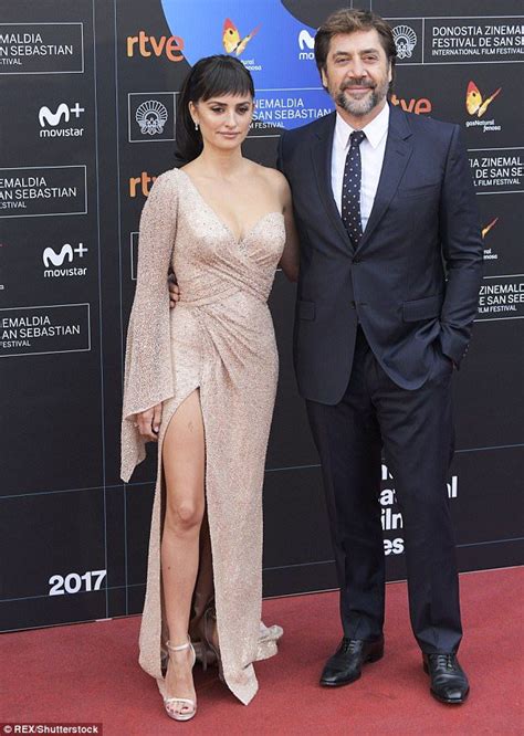 Penelope Cruz 43 Cosies Up To Husband Javier Bardem