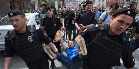 russian gay activists detained after unsanctioned lgbt