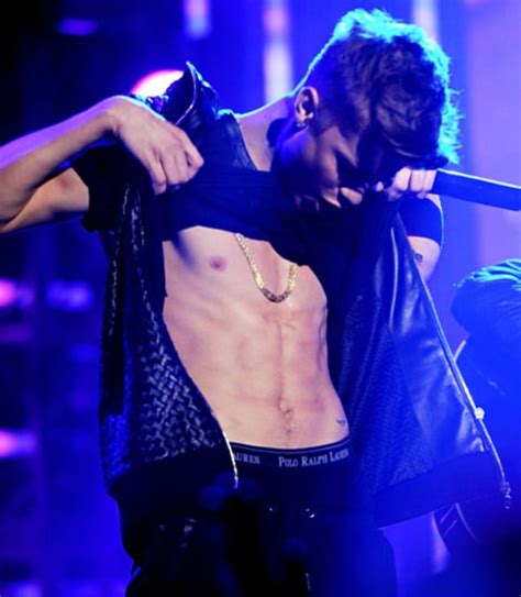 Justin Bieber Lifts Shirt To Reveal Six Pack Abs During