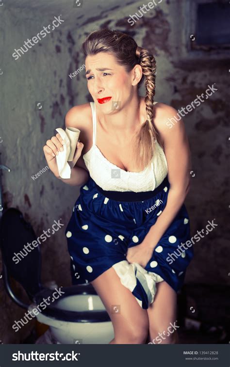 Frauen Pissen Auf Der Toilette Im Stockfoto 139412828 Shutterstock