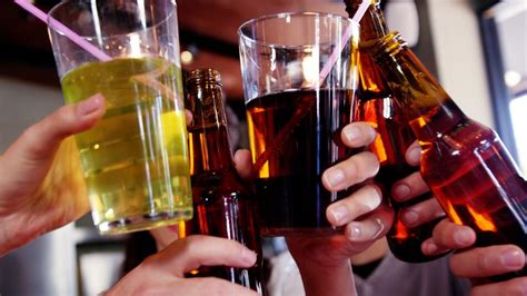 alkoholsucht  gefaehrlich ist es wenn jugendliche alleine trinken