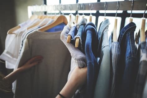 waarom kledingwinkels kleren liever weggooien  aan de arm het nieuwsblad