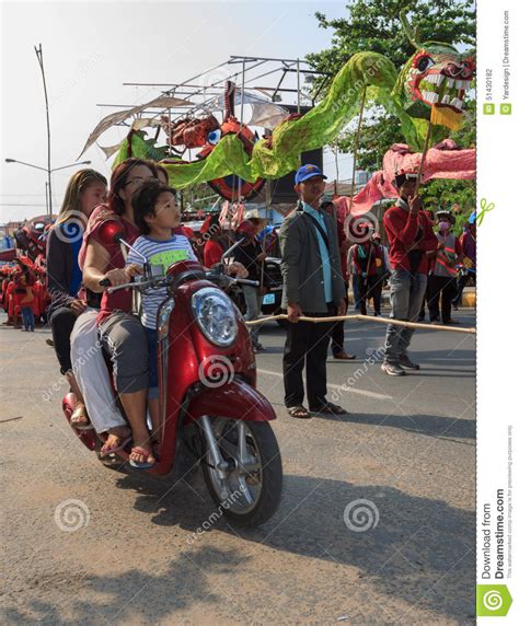 toevallige familiepas door de optocht van sihanoukville jaarlijks carnaval redactionele