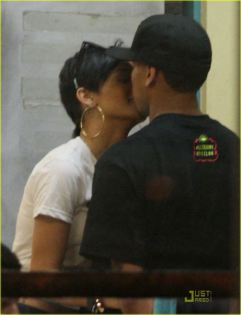 Rihanna And Chris Brown S Kfc Kiss Photo 1118891 Chris
