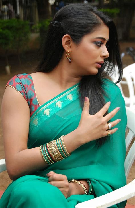 Desi Chudai Photos Priyamani Looks Beautiful In Saree