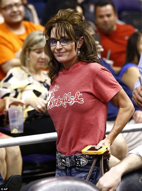 who s that chick fil a toned sarah palin dons fast food t shirt for nba game daily mail online