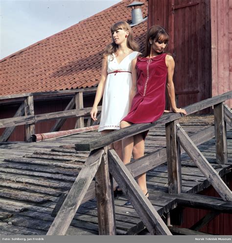 kvinnelige modeller den ene  hvit og den andre  rod kjole fotografert pa en lavebro