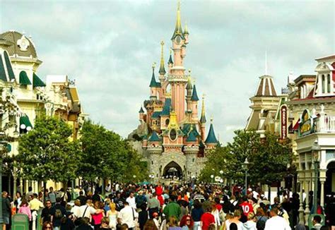 disneyland paris signs deal  boost gulf visitors hotelier middle east