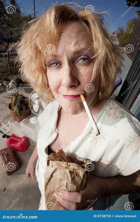 rokende vrouw op haar portiek stock afbeelding image  slordig buur
