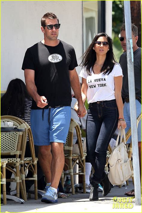 olivia munn and aaron rodgers dating hold hands after pda packed brunch exclusive pics photo