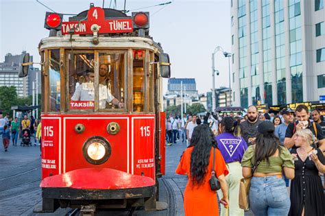 터키 이스탄불의 이스티클랄 애비뉴를 걷는 사람들 거리에 대한 스톡 사진 및 기타 이미지 istock