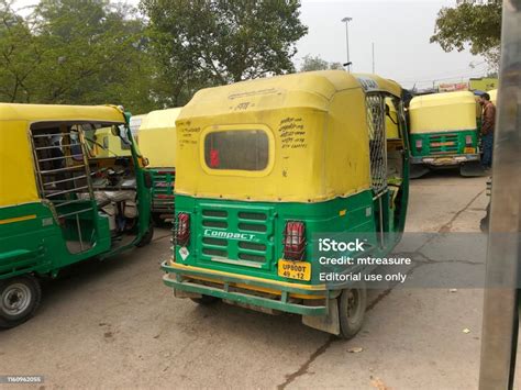 녹색과 노란색 인도 자동차 인력거 택시 운송 툭툭 의 이미지는 고객 사진 아그라 포트 우타르 프라데시 인도를 기다리고 주차 3륜