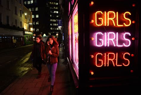 Groups Sex In London 🌈public Sex Video Couple Filmed Having Sex In