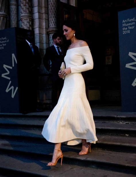 Kate Middleton Fasciata In Un Abito Che Mostra Una Parte Del Suo Corpo