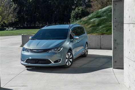 chrysler  goodbye  town country  welcomes  pacifica