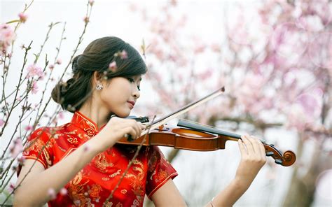 壁紙 赤いチャイナドレスの女の子のプレイバイオリン 2560x1600 hd 無料のデスクトップの背景 画像