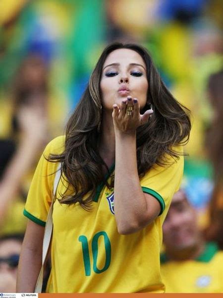 vẻ đẹp quyến rũ của nữ cĐv brazil báo dân trí