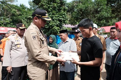 Pemkab Gowa Salurkan Bantuan Untuk Warga Terdampak Bencana Longsor