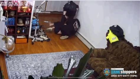 video woman robbed at gunpoint during flushing home invasion nypd