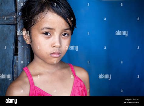 Junge Filipina Mädchen 8 Jahre Alt Mit Traurig Und Düster Ausdruck über