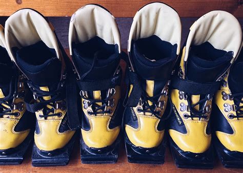 gratis afbeeldingen schoen leer oud uitrusting blauw zwart geel versleten laarzen