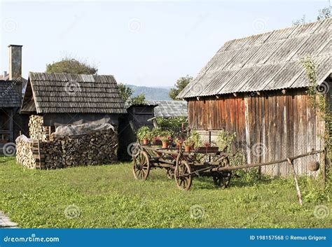 traditionele roemeense binnenplaats op het platteland stock foto image  graanschuur houten