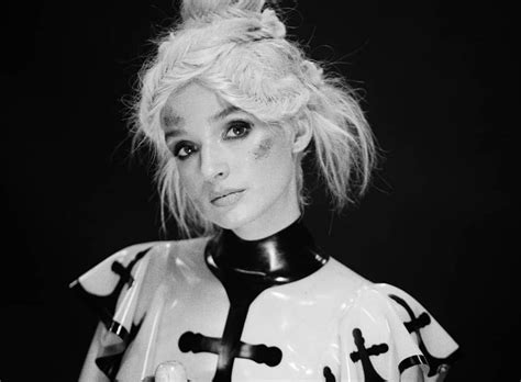 poppy shares video   single fill  crown totalntertainment