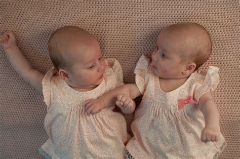 tvillinger gravid med tvillinger eneggede tvillinger