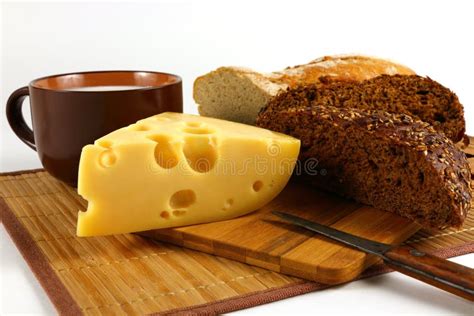 zwarte kop van melk kaas en brood stock afbeelding afbeelding bestaande uit ochtend zwart