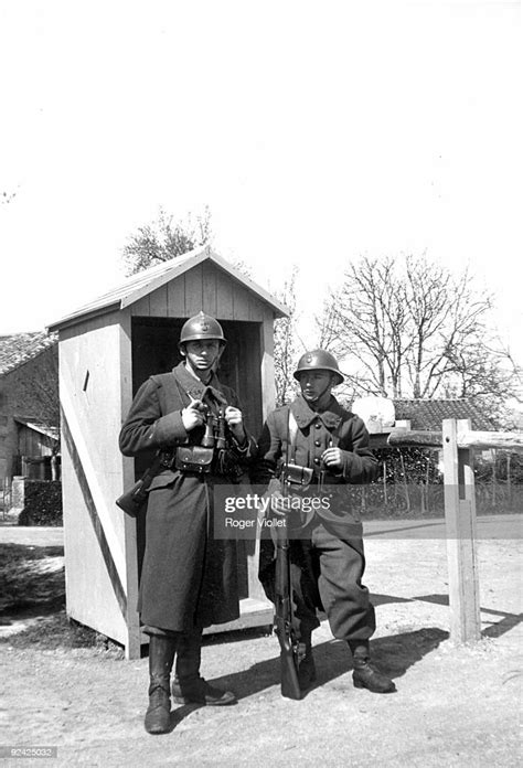 world war ii french soldiers standing guard 1939 1940 news photo
