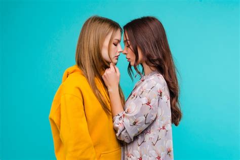Dos Chicas Lesbianas Se Abrazan Y Besan Suavemente Foto Premium